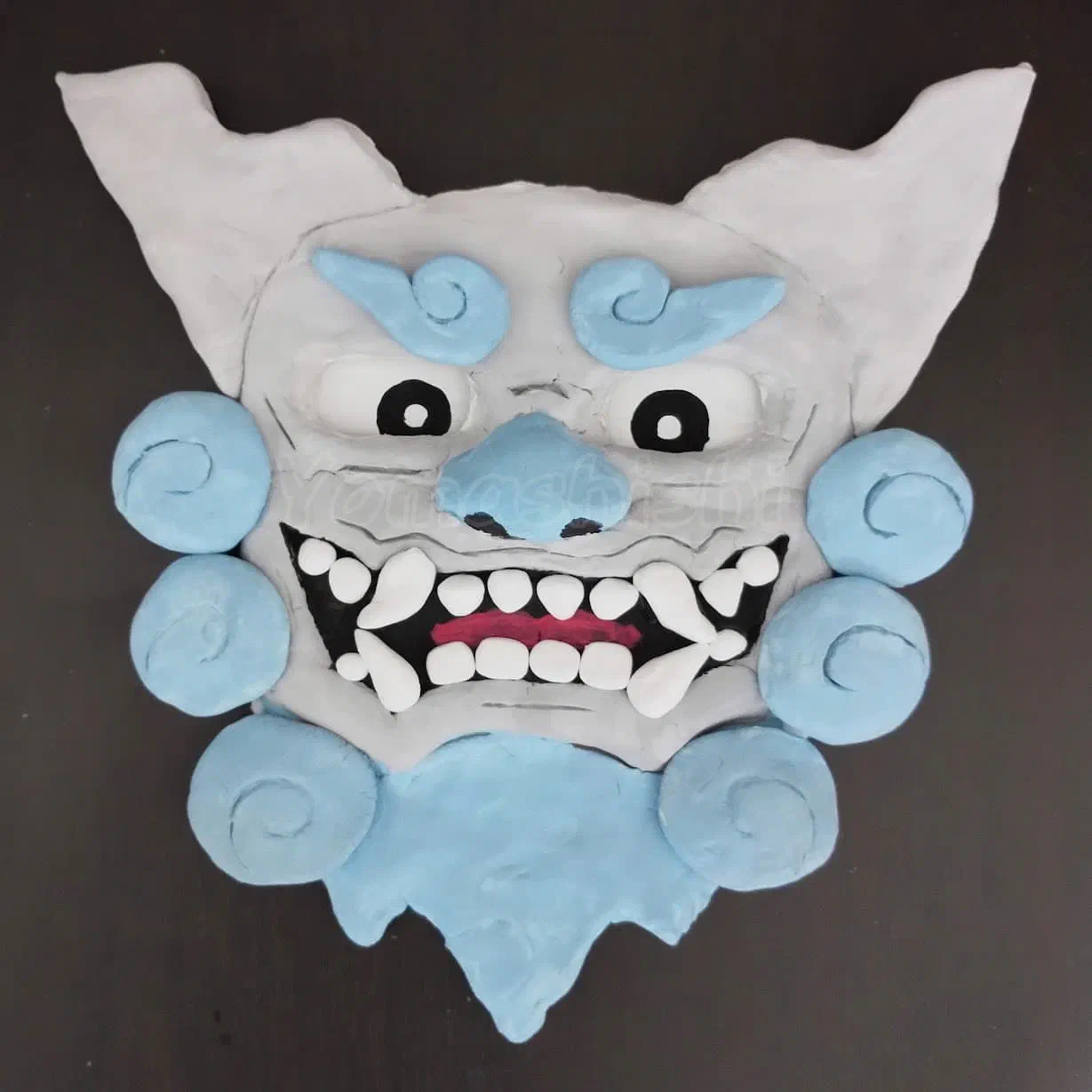 耳掛けの部分を閉じた状態